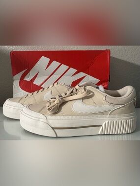 Nike Women’s Court Legacy Lift in White / Sail in Size 8